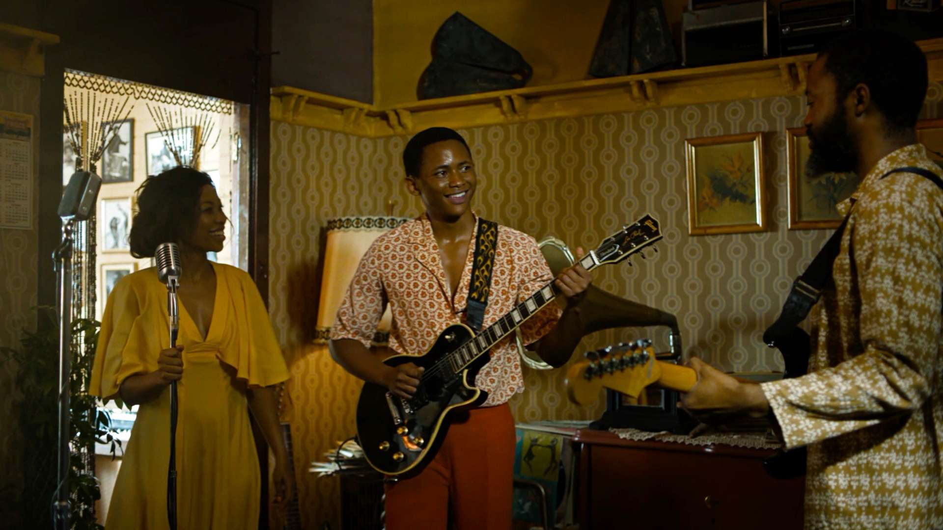 21. AfryKamera - Laundry