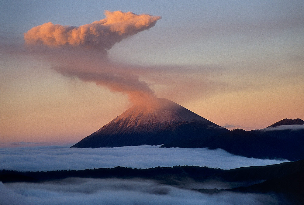 IN MUNDO: Indonezja w cieniu wulkanów