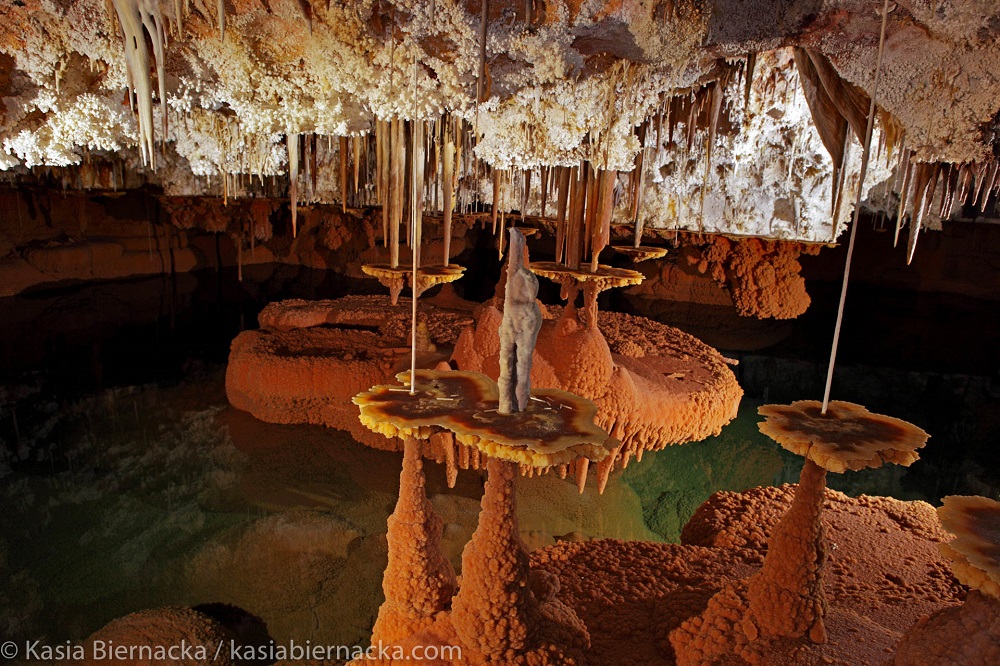 Slajdy podróżnicze: W 80 jaskiń dookoła świata - Kasia Biernacka