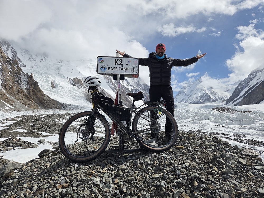 Slajdy podróżnicze: K2 B.C. Bike Expedition - Rowerem z poziomu morza Arabskiego do bazy pod K2. Paweł Małaszko