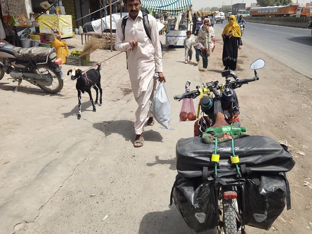 Slajdy podróżnicze: K2 B.C. Bike Expedition - Rowerem z poziomu morza Arabskiego do bazy pod K2. Paweł Małaszko