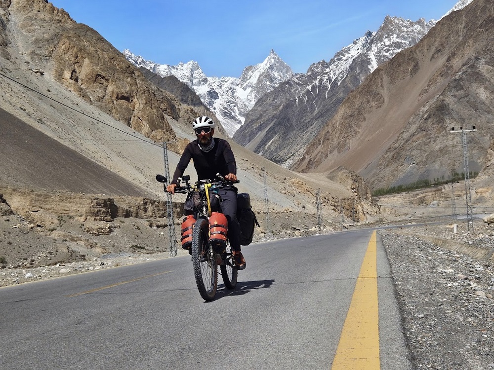 Slajdy podróżnicze: K2 B.C. Bike Expedition - Rowerem z poziomu morza Arabskiego do bazy pod K2. Paweł Małaszko