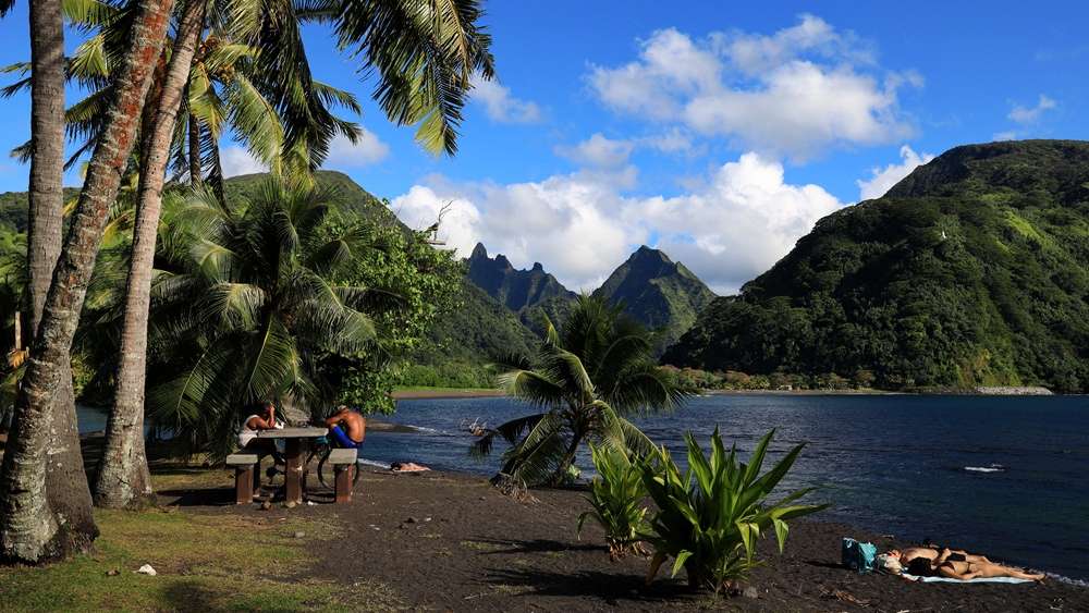 Slajdy podróżnicze: POLINEZJA - Markizy, Wyspy Towarzystwa, Wyspy Cooka - Kanibal zmienia dietę - w kręgu kultury Tiki i Maori - Ania i Darek Piechowie